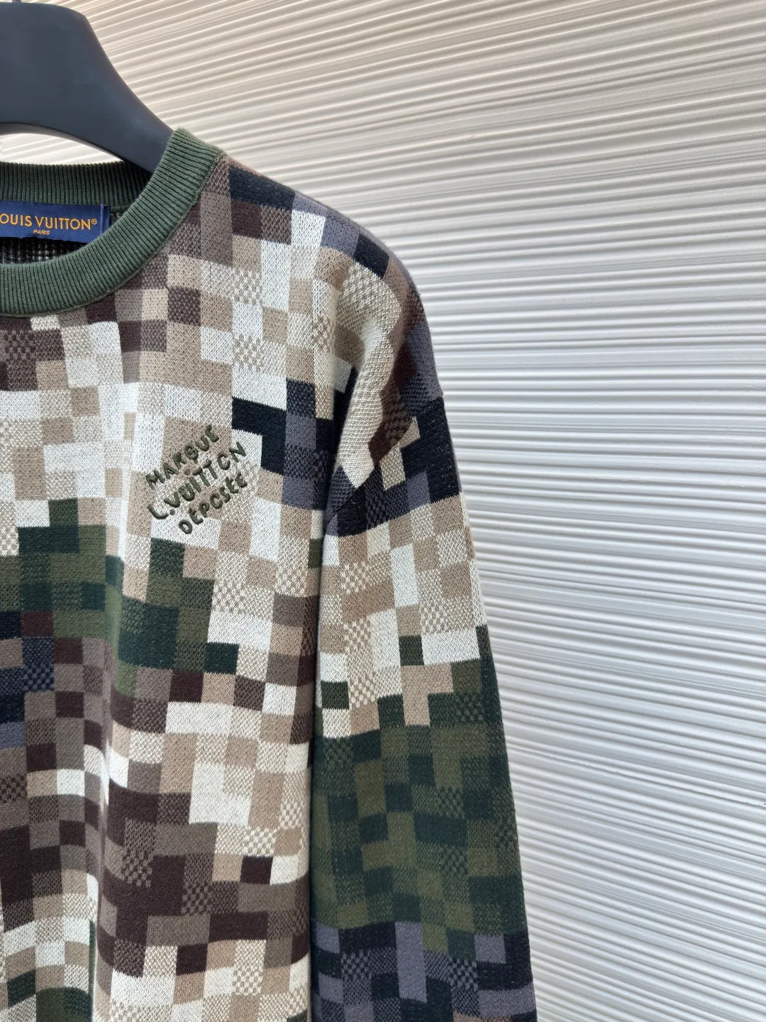 LOUIS VUITTON mosaic jacquard pullover ●Authentic product: 15600 purchased and developed ●Item number: 1680303-C55 ●Fabric: cotton fabric ●Technology: jacquard production ●Version: fitted version ●Weight: about 740 grams ●Size: elements, showing a delicate texture like snake leather. The intricate jacquard texture reflects Micro Der details, and the embroidered logo embellishes the chest, making it easy to integrate into everyday looks. Standard fit with all-over Snakoflage jacquard logo embroidered on the chest, Marque at center back, 1.VuittonDeposee embroidered patches at ribbed collar, cuffs and hem. The overall wiring is straight and delicate, the fabric is comfortable and soft, and the color is consistent without color difference. It can be matched with the same style to create a fashionable look and control various occasions. Customized accessories, complete with three standards, same style for men and women!